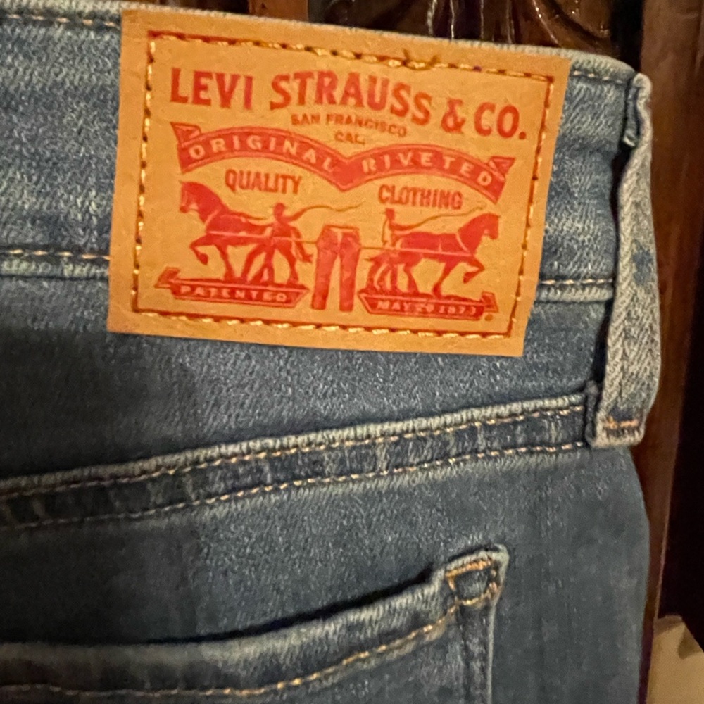 2 pair of gently used Levi’s jeans